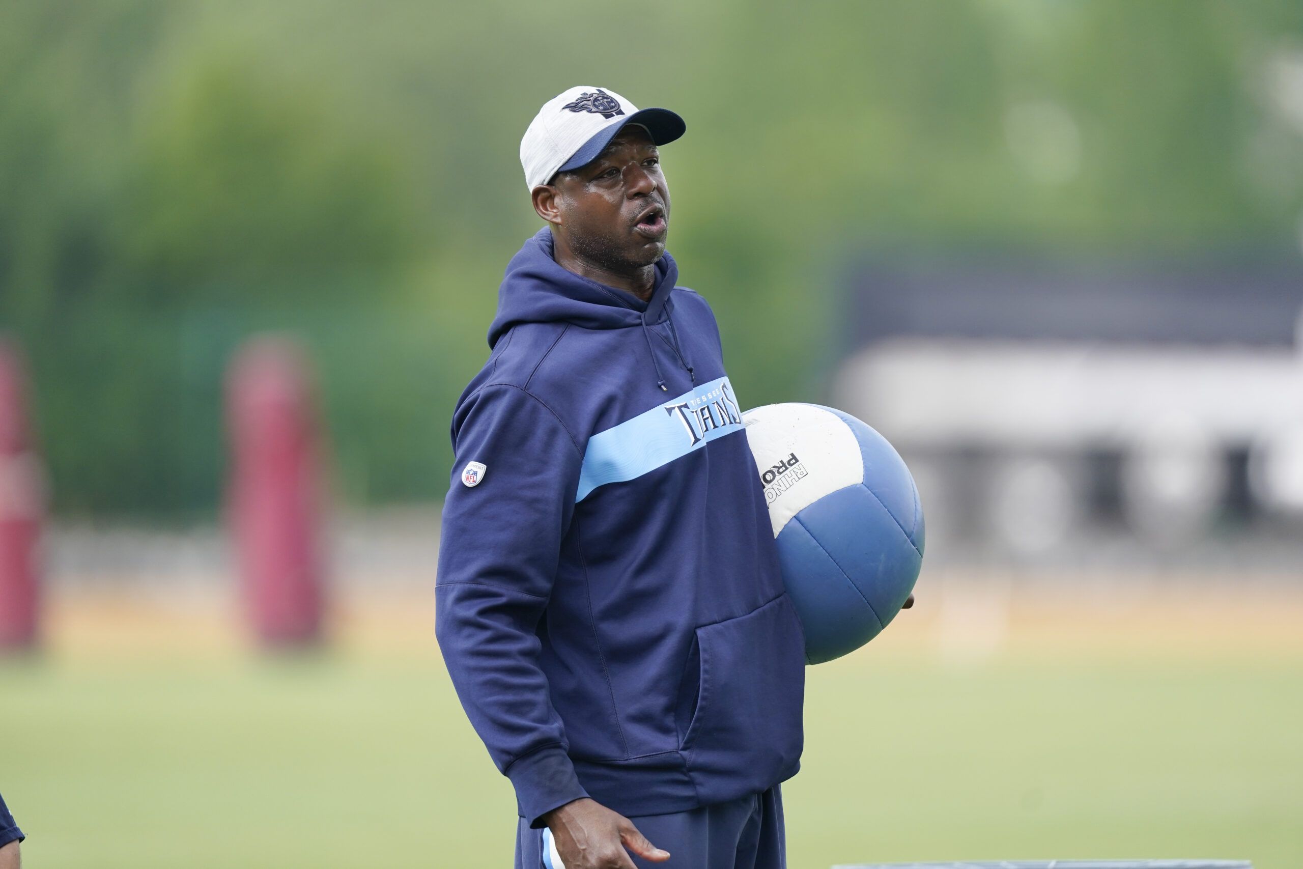 Titans coach Tony Dews to interview for Giants’ RBs…