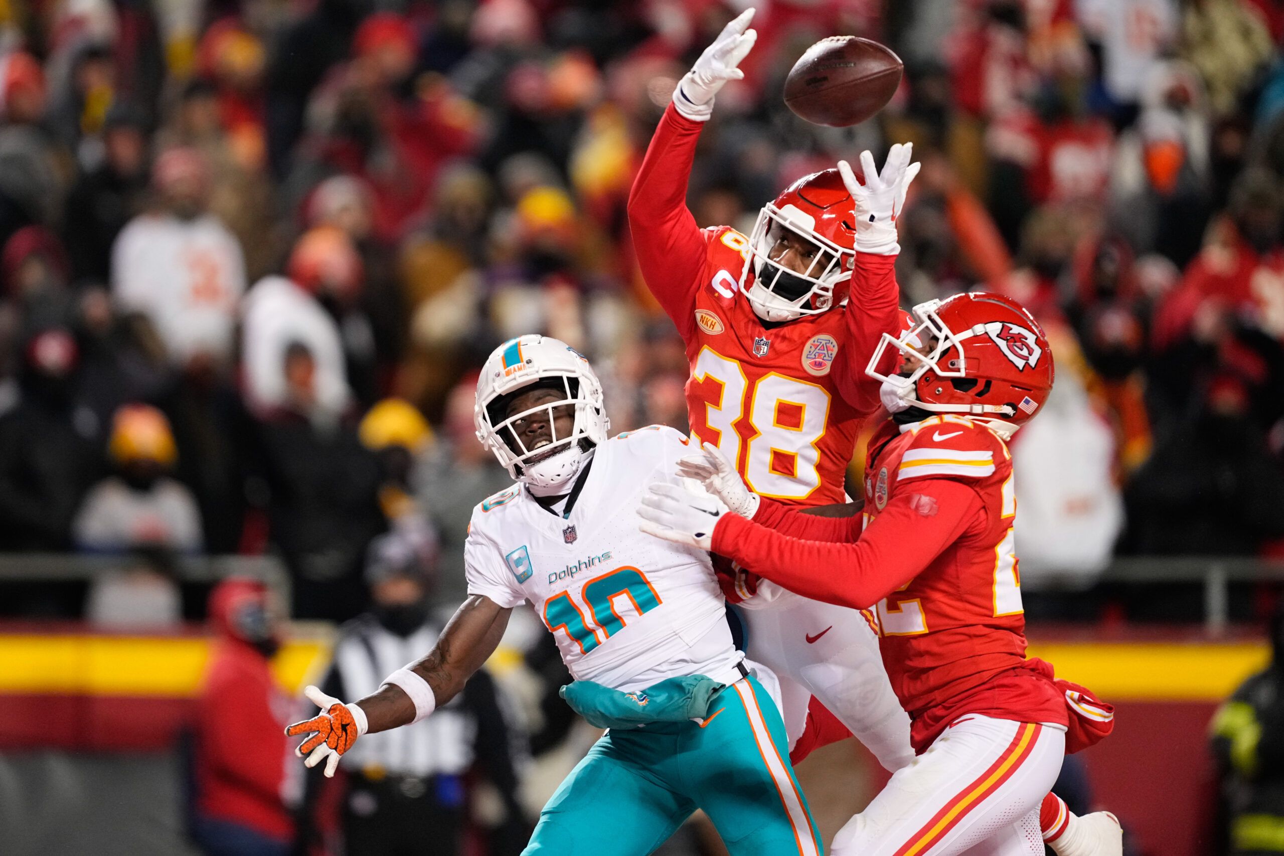 WATCH: Chiefs DB L'Jarius Sneed manhandled Tyreek Hill…