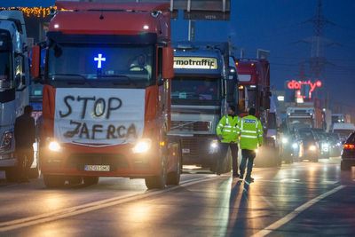 Romanian truck drivers and farmers protest as talks with the government fail to reach an agreement