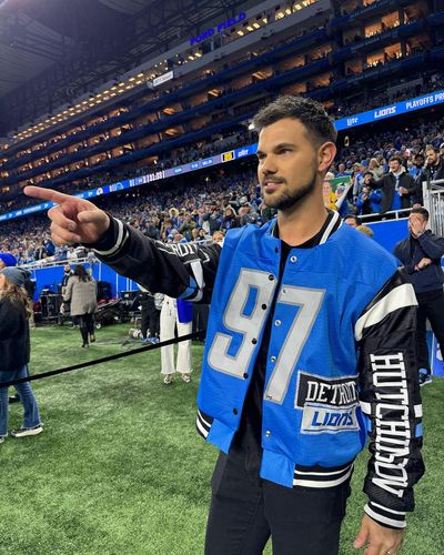 Taylor Lautner: A Captivating Display of Charisma and Style