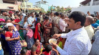 VISL employees stage protest in front of BYR’s residence in Shivamogga