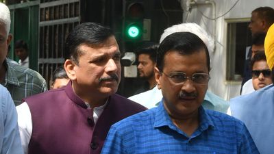 Supreme Court stays defamation proceedings against Kejriwal, Singh for four weeks