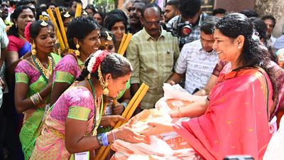 Kanimozhi celebrates Pongal with folk artists