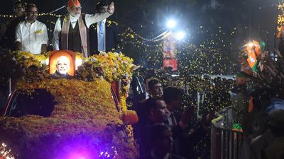 PM Modi enthrals BJP workers with roadshow in Kochi