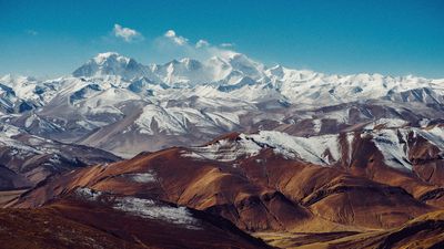 Massive tectonic collision causing Himalayas to grow may also be splitting Tibet apart