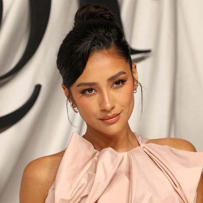 Shay Mitchell Is Bringing the Jellyfish Haircut Into 2024