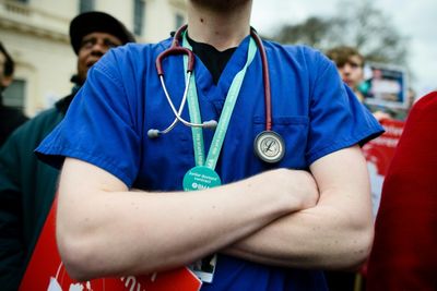 UK Government Considers Separating Pay Structure for NHS Nurses