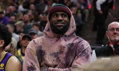 Watch: Fan touches LeBron James at Lakers vs. Thunder game