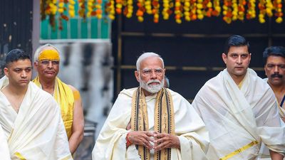PM Modi visits Thriprayar Sree Ramaswami Temple in Thrissur