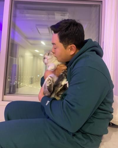 The Heartwarming Bond Between Ji-man Choi and His Cat