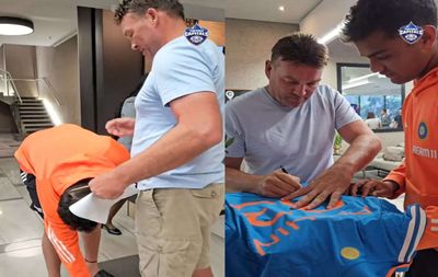 Watch: India U-19 cricketer Arshin Kulkarni touches Jacques Kallis's feet for blessings ahead of U-19 World Cup