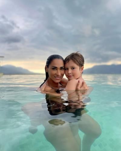 Heartwarming Underwater Moment: Jaqueline Carvalho and her Son