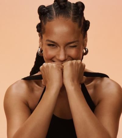 Alicia Keys: A Captivating Picture of Confidence and Natural Beauty