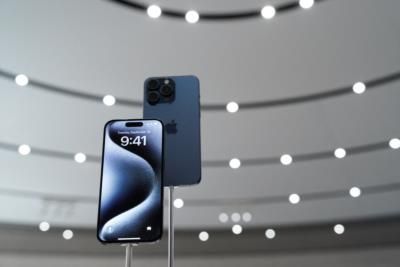Apple surpasses Samsung to become leading smartphone seller