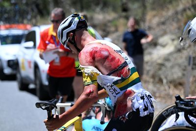 Luke Plapp crashes on stage 3 of Tour Down Under, finishes with 'lots of skin lost'