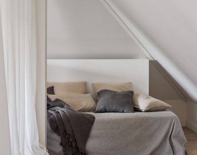 What's the Best Bed For a Small Room? Experts Share 5 Styles With Their Pros and Cons