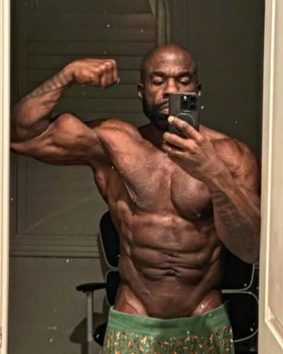 Kali Muscle’s Mirror Selfie: A Symbol of Fitness Dedication