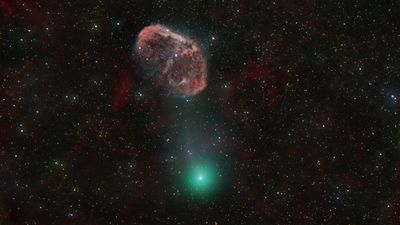 Explosive, green 'devil comet' photobombs ethereal nebula as it races toward Earth