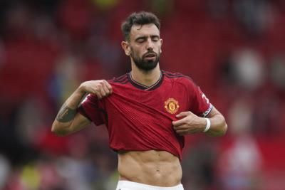 Gary Neville criticizes Bruno Fernandes' positioning negatively impacting Manchester United's attack