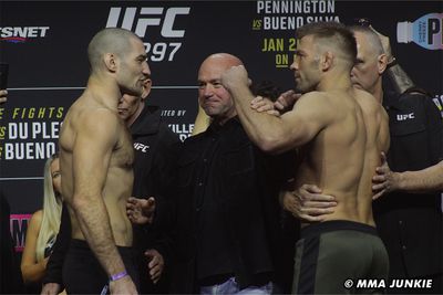 UFC 297 video: Sean Strickland skips scale in final faceoff wiht Dricus Du Plessis for title grudge match