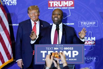 Tim Scott officially endorses Trump