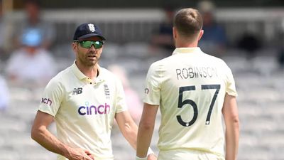 Allan Donald's advise to English pacers: Bring stumps into play every ball on low bounce Indian tracks