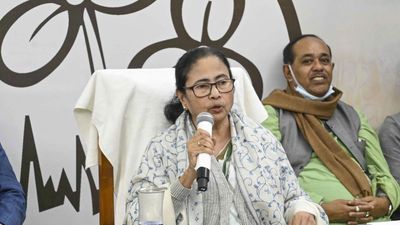 In party meet, Mamata Banerjee hints at going solo for Lok Sabha election