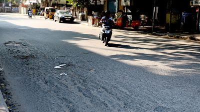 Commuters left in the lurch on Kilpauk Garden Road