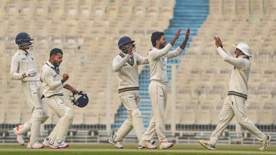 Ranji Trophy | Bengal pushes for first innings lead with a tactical declaration and quick wickets