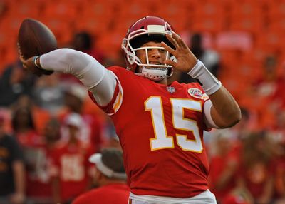 WATCH: Chiefs QB Patrick Mahomes warms up ahead of kickoff vs. Bills