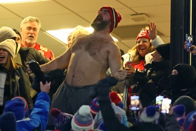 America reacts to Jason Kelce going shirtless in Buffalo after Travis Kelce’s touchdown