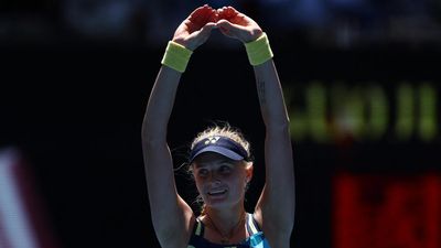 Noskova, Yastremska advance to the Australian Open quarterfinals after contrasting wins