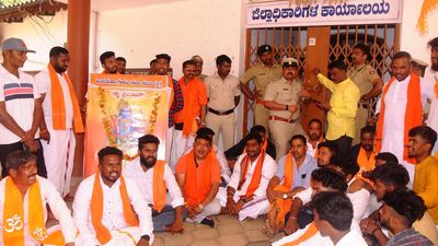 Pro-Hindutva activists denied permission to hold ‘homa’ at cave shrine, stage protest in Chikkamagaluru