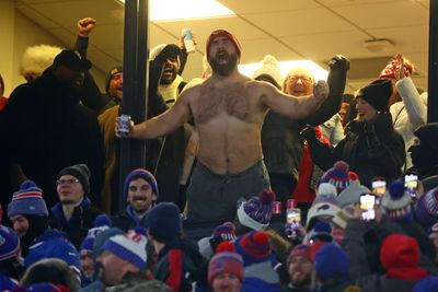 Shirtless Jason Kelce classily picked up a young Bills fan to help her show Taylor Swift her sign