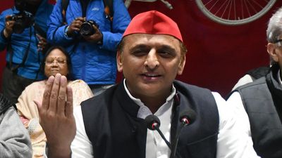 SP chief Akhilesh Yadav comes out in support of Rahul Gandhi