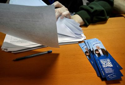 Russians Queue To Register Candidate Opposed To Ukraine Offensive