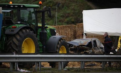 French farming protests: mother and daughter die after car hits road blockade