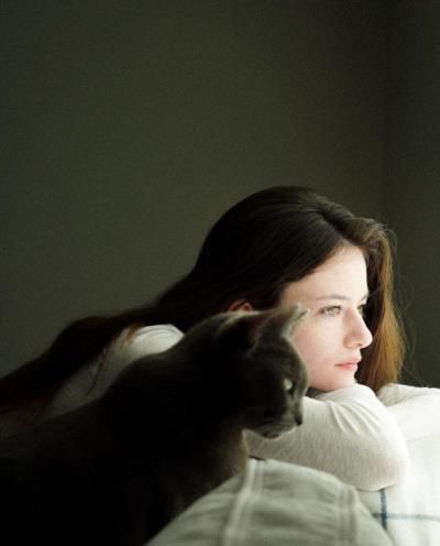 Mackenzie Foy's Enchanting Moment with Her Feline Companion