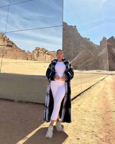 Georgina Rodríguez Exudes Beauty amidst Majestic Rocky Mountains