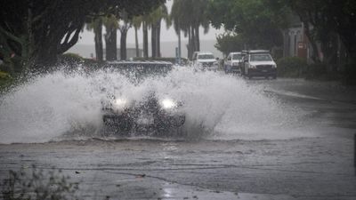 Cyclone Kirrily crosses Queensland coast in Townsville