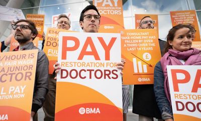 Hospital consultants in England reject government pay offer