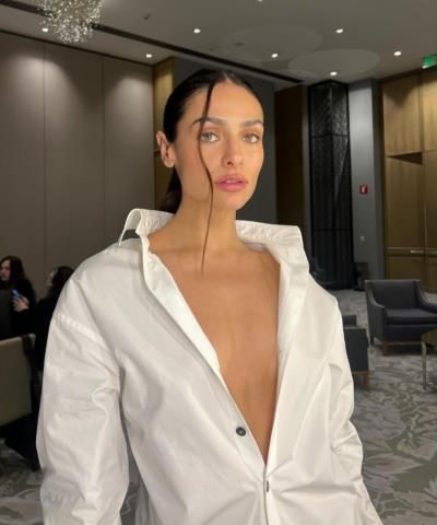 Renata Notni: A Captivating Display of Elegance and Style