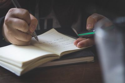 Writing By Hand Or Typing On Keyboard? Study Identifies Best Way To Improve Brain Connectivity