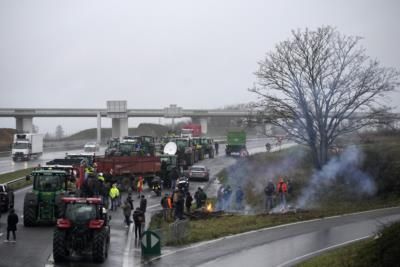 French Farmers Protest, Block Highways Demanding Better Remuneration and Protection