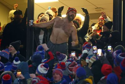 Kylie Kelce revealed her hilarious reaction to Jason Kelce’s shirtless antics at Chiefs – Bills
