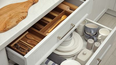 How to organize kitchen drawers and keep them mess-free