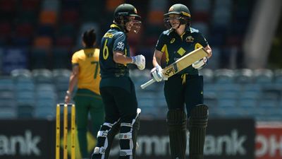 Australia ease to first-up T20 win against South Africa