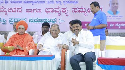 Congress leader Shamanur Shivashankarappa ‘campaigns’ for BJP’s Shivamogga MP B.Y. Raghavendra
