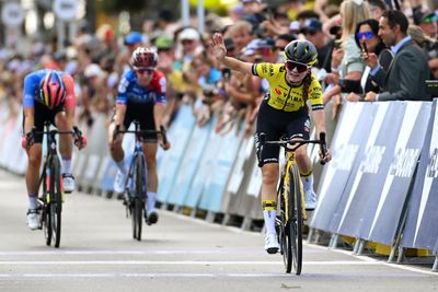Rosita Reijnhout holds off chase group to win Cadel Evans Great Ocean Road Race