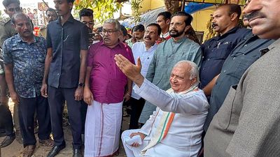 Governor stages wayside protest seeking action after SFI demonstration